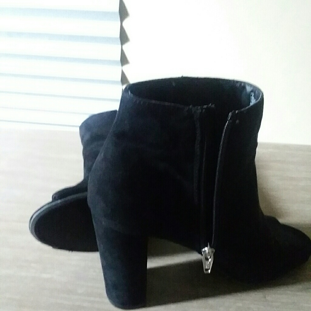 Black suede open toed pumps